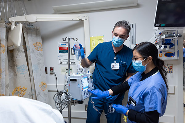 Pharmacist mentors student in hospital