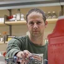 Nadav Ahituv in lab