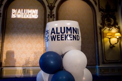 balloons with UCSF Alumni Weekend printed on them