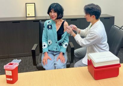 Giacomini gets vaccinated by Vuong