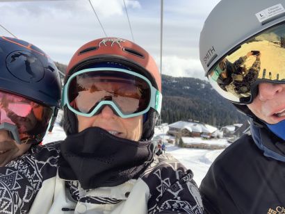 Skiers group selfie.