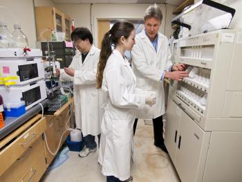 Craik in lab with personnel 